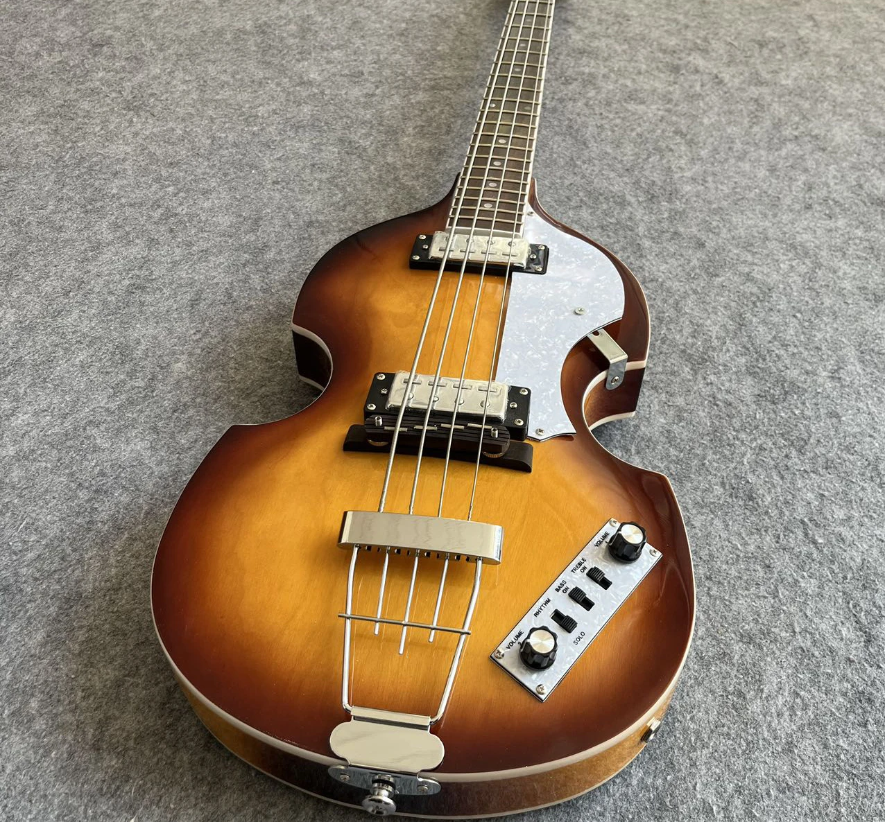 

Кастомный 4-струнный бас-гитарный инструмент Custom 4-String Hollow BBT с кленовой верхней декой Flame Top