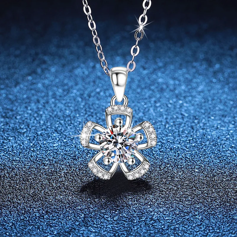 D Color Moissanite Necklace Moissanite Pendant Light Luxury Flower Original 1 Carat Silver Necklace Platinum PT950 Mark