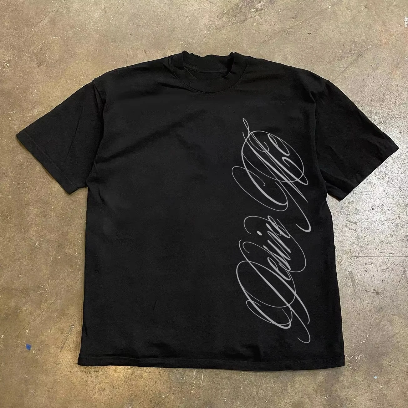 2026 Vertical Cursive Script Graphic T-Shirt Signature Handwriting Letter Print Casual Short Sleeve Tee