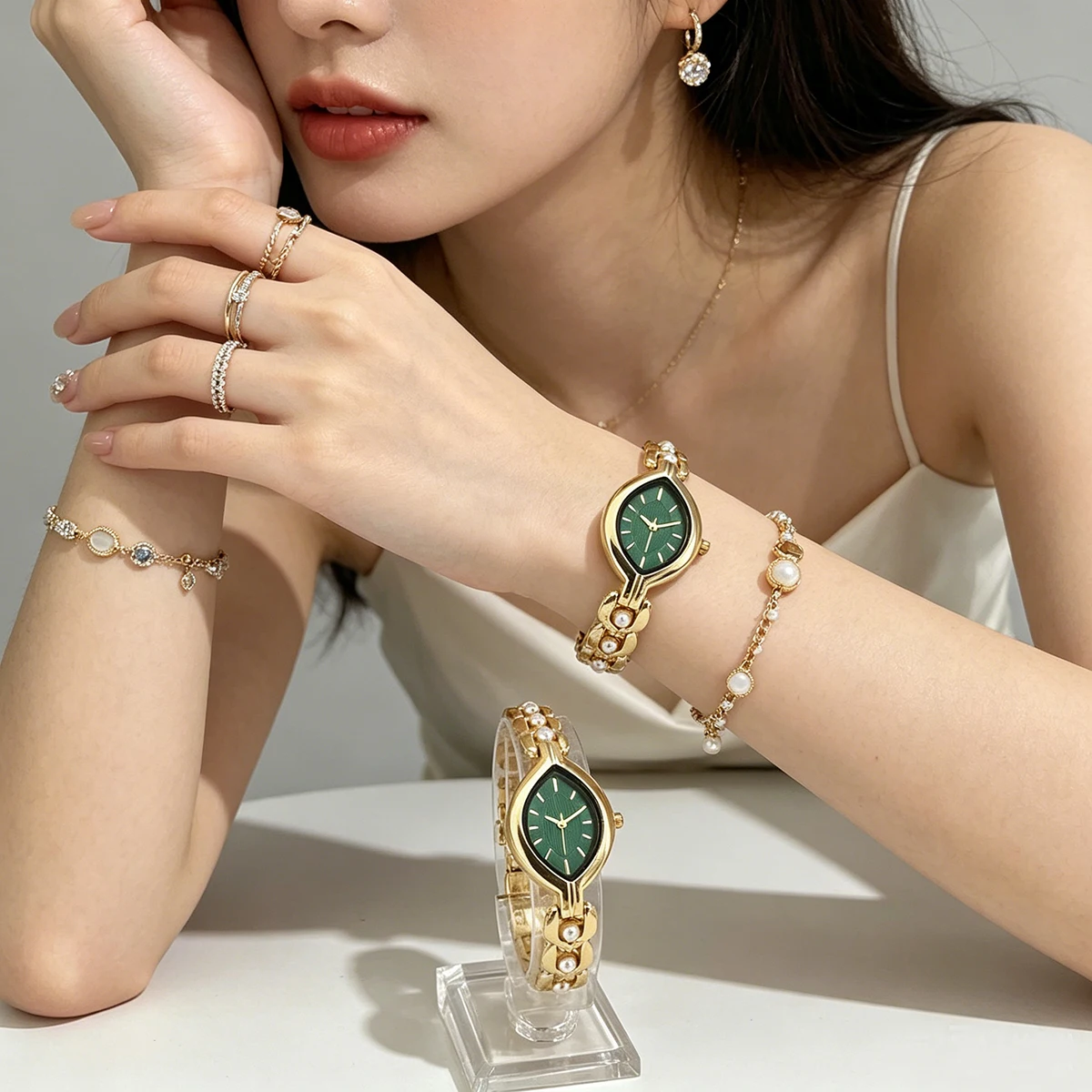 Pearl Bracelet Light Luxury Women's Watch for Students, Niche High-End Fashion Casual Commuter Quartz Watch