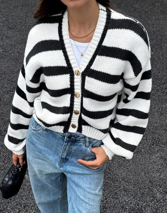 เสื้อสเวตเตอร์ผู้หญิง 2026 ฤดูใบไม้ผลิ ฤดูใบไม้ร่วง แฟชั่นใหม่ ลายทาง คอวี แขนยาว ทรงหลวม สวมใส่ได้หลากหลาย สไตล์ลำลอง