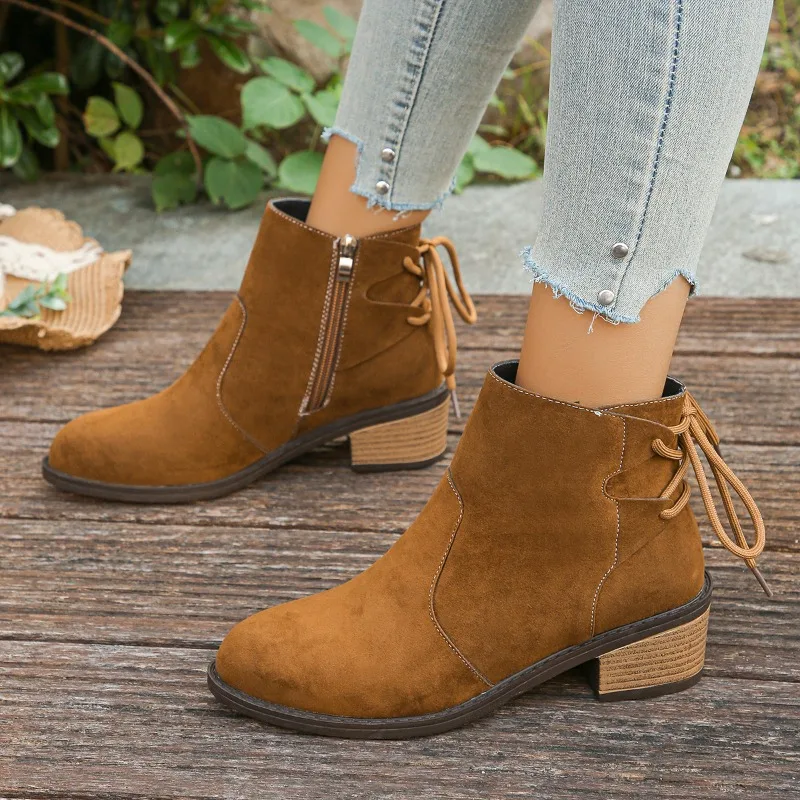 2025 الاتجاه الجديد الشتاء جولة تو النساء حذاء من الجلد الجلد المدبوغ منتصف الكعب أحذية الدانتيل مصمم مكتنزة مضخات القوطي تشيلسي الأحذية