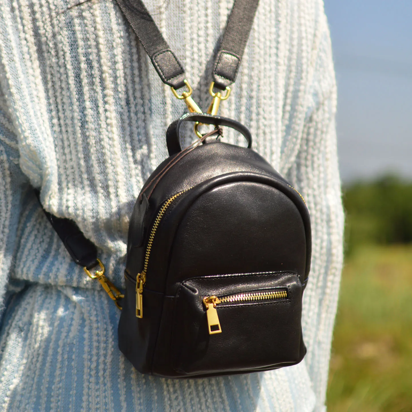AETOO Retro genuine leather small-sized backpack made of top-grade cowhide tanned leather with distressed design. Women's adjust
