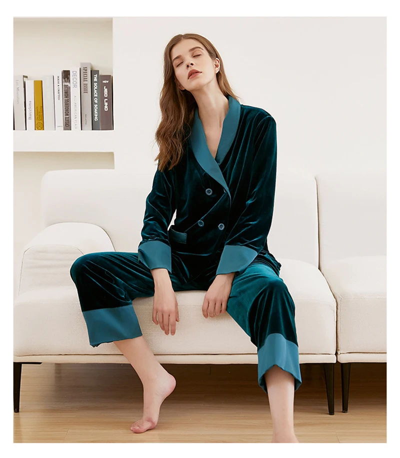 Hochwertiges Damenanzug-Set aus Seidensamt, Mantel und Hose in französischer, eleganter, lässiger Homewear-Anmutige Atmosphäre. Bequem weich.