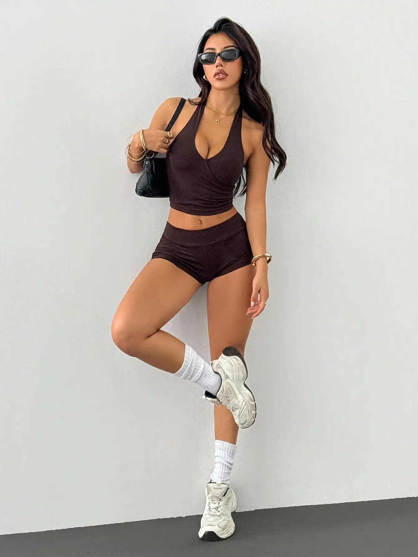 

Женский комплект из 2 предметов: укороченный топ с завязками на шее и шорты с высокой талией, темно-коричневый