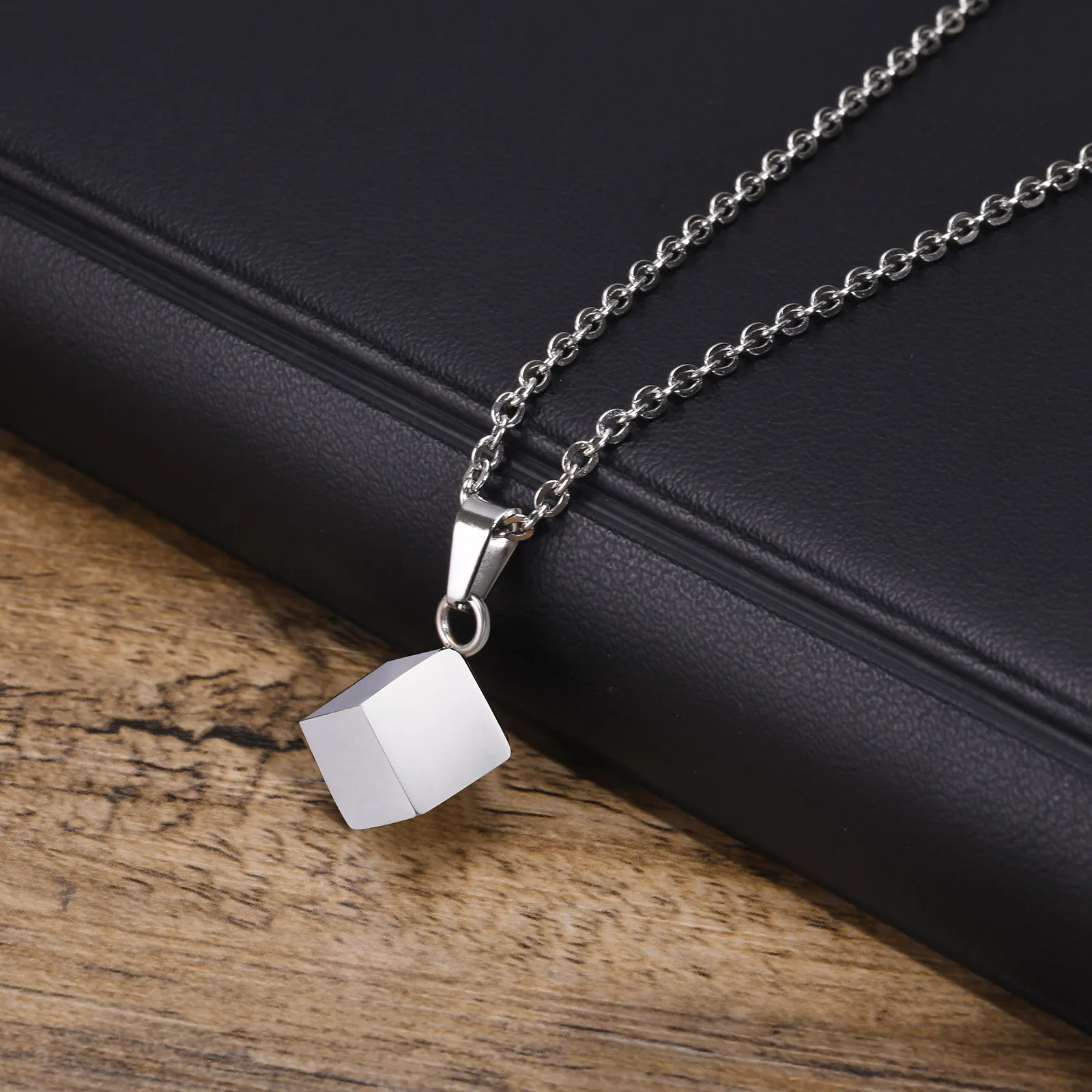Vnox Fashion 3D kwadratowe naszyjniki z urną dla kobiet mężczyzn, błyszcząca stal nierdzewna minimalistyczna geometryczna kostka wisiorek kołnierz biżuteria — zdjęcie 5