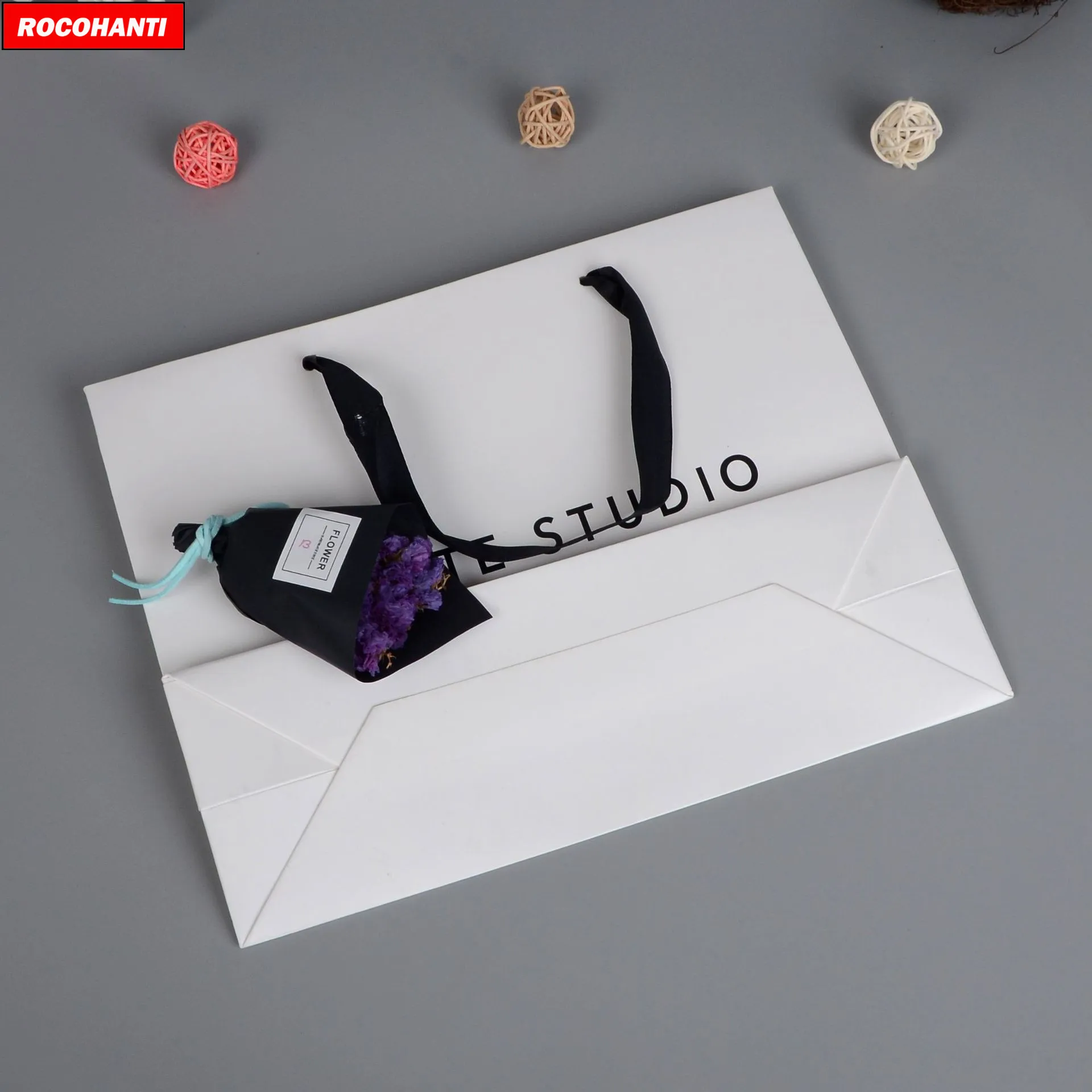 Sacchetti di imballaggio regalo di carta bianca per lo Shopping in cartone con Logo personalizzato da 50 pezzi con manico in nastro nero per scatola