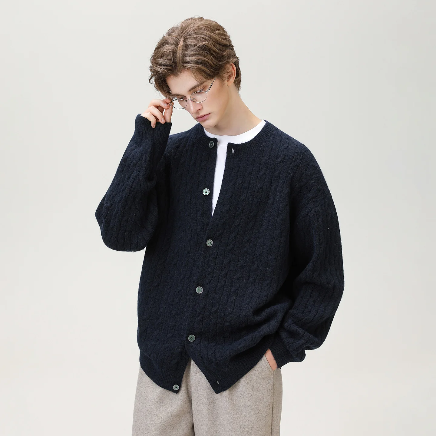 เสื้อคาร์ดิแกนถักลายเคเบิลสำหรับผู้ชาย, เสื้อสเวตเตอร์ผู้ชายแบบหนาสไตล์วินเทจ, เสื้อคาร์ดิแกนโอเวอร์ไซส์สีพื้นสำหรับผู้ชาย