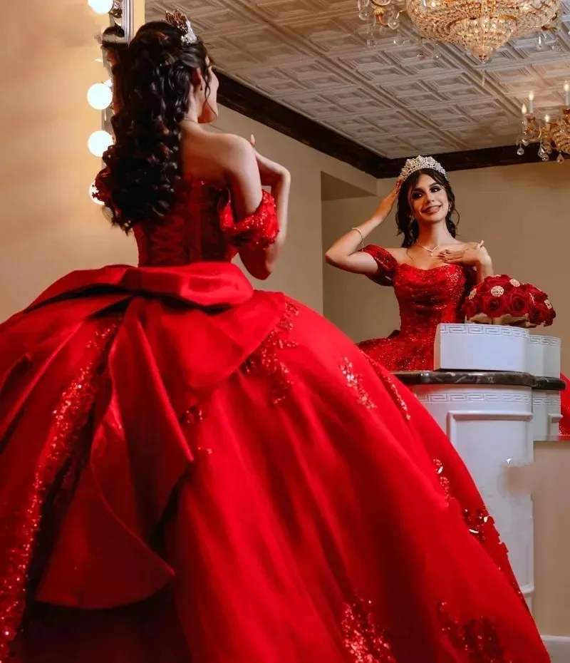 فساتين Quinceanera باللون الأحمر اللامع قبالة الكتف ورقبة على شكل قلب مزينة بالترتر وأكمام قصيرة وفيونكة الأميرة للحفلات الراقصة