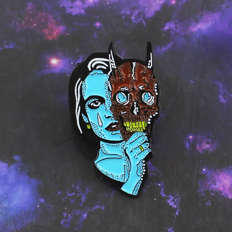 Email Broche Trieste Heks Gothic Denim Jean Shirt Tas Cartoon Sieraden Cadeau Horror Blauwe Buitenaardse Duivel Masker Pin Broche Voor Vrouwen