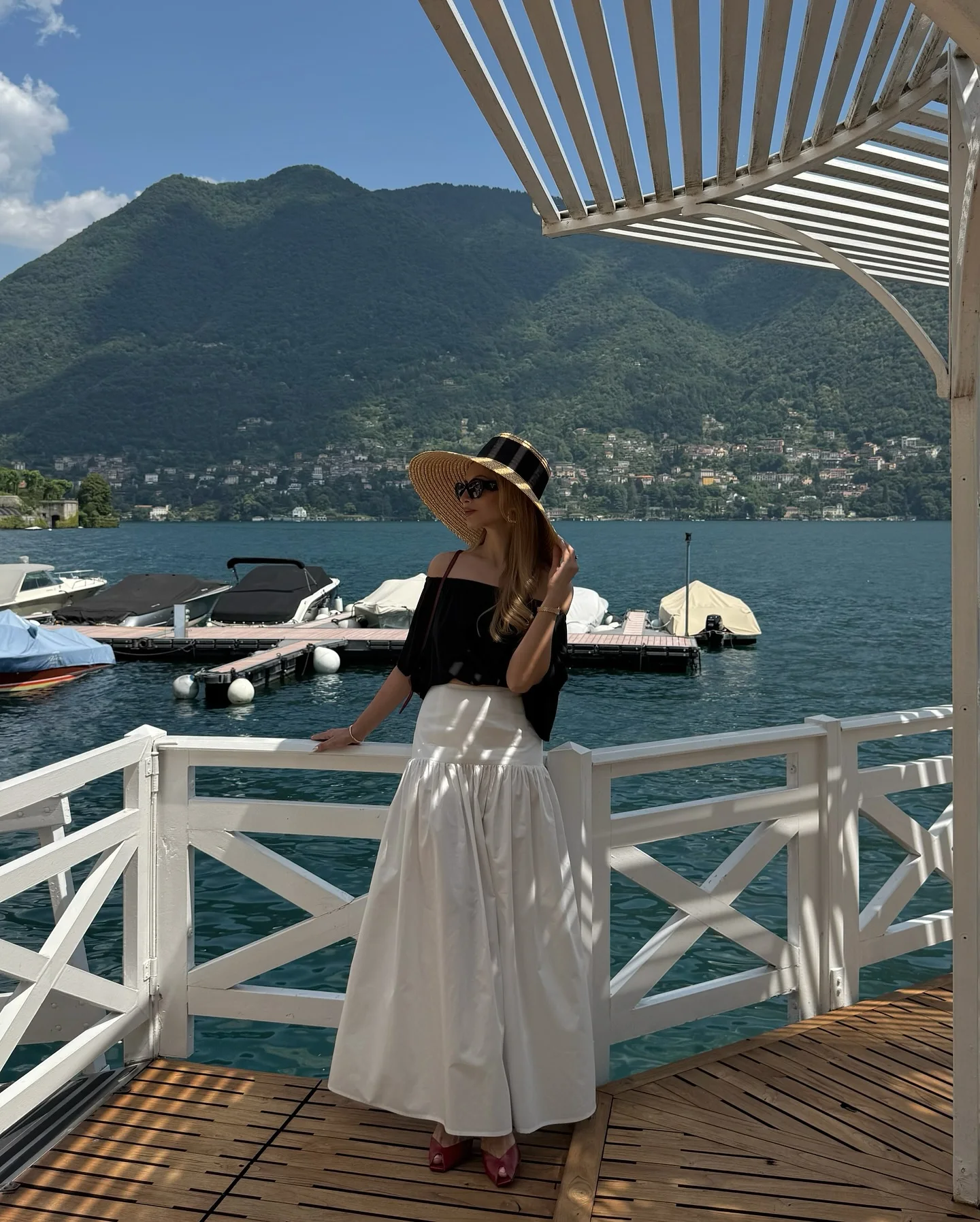 تنورة صيفية أنيقة من الساتان الأبيض لعام 2025 تنورة أنيقة غير رسمية عالية الخصر على شكل حرف a تنانير متوسطة الطول للعطلات مصنوعة حسب الطلب للسيدات عصرية