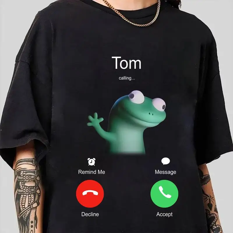 

"Funny Lizard Calling Graphic Tee | Quirky 'Tom' Cartoon T-Shirt for Teens & Adults | Trendy Black Shirt with Phone Design"