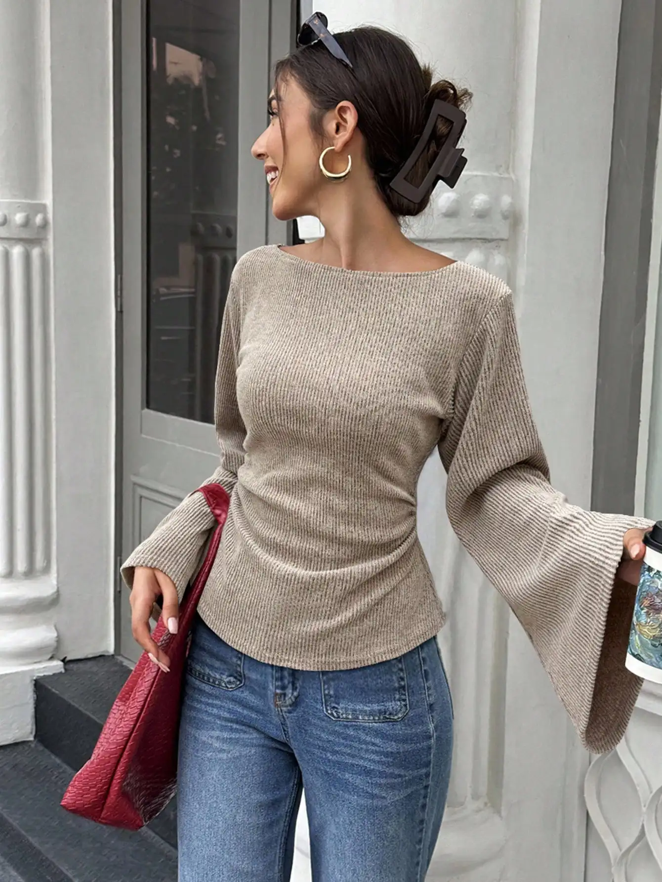 

Женский бежевый трикотажный топ в рубчик с широким вырезом и расклешенными рукавами