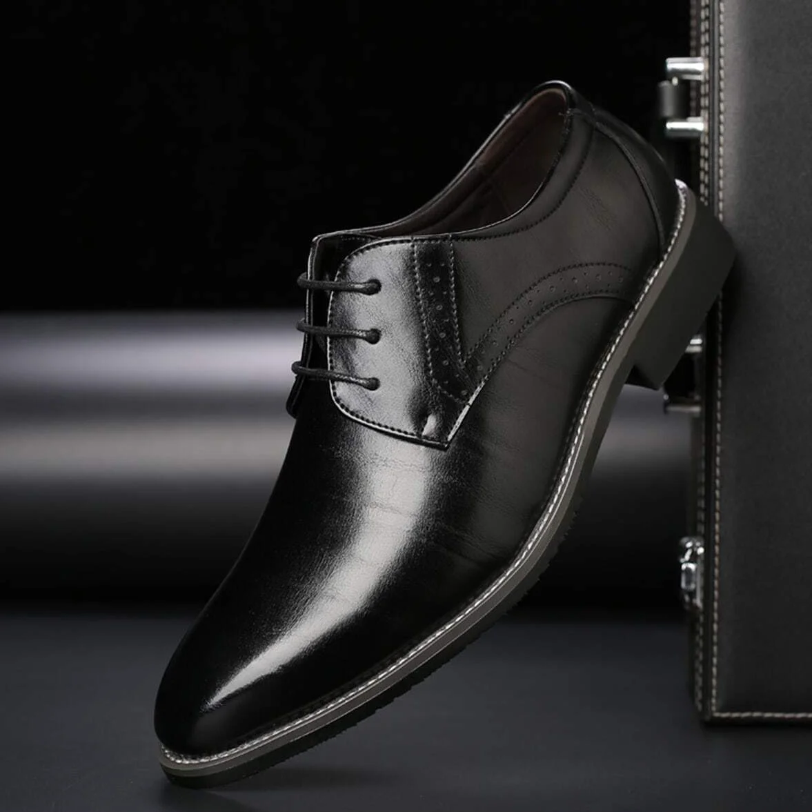 A pair of men\'s fashionable and versatile formal shoes, leather shoes