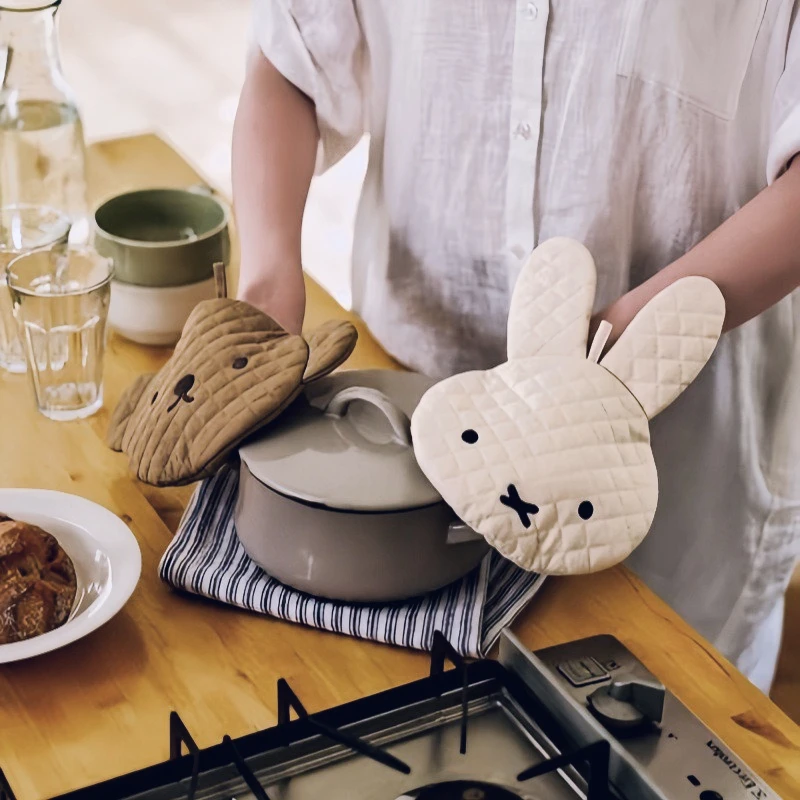 

​ ​ Miffy Kawaii термостойкие перчатки для микроволновой печи и духовки, подставки с вышивкой медведя и изолированные подушечки, предметы первой необходимости для кухни «два в одном»