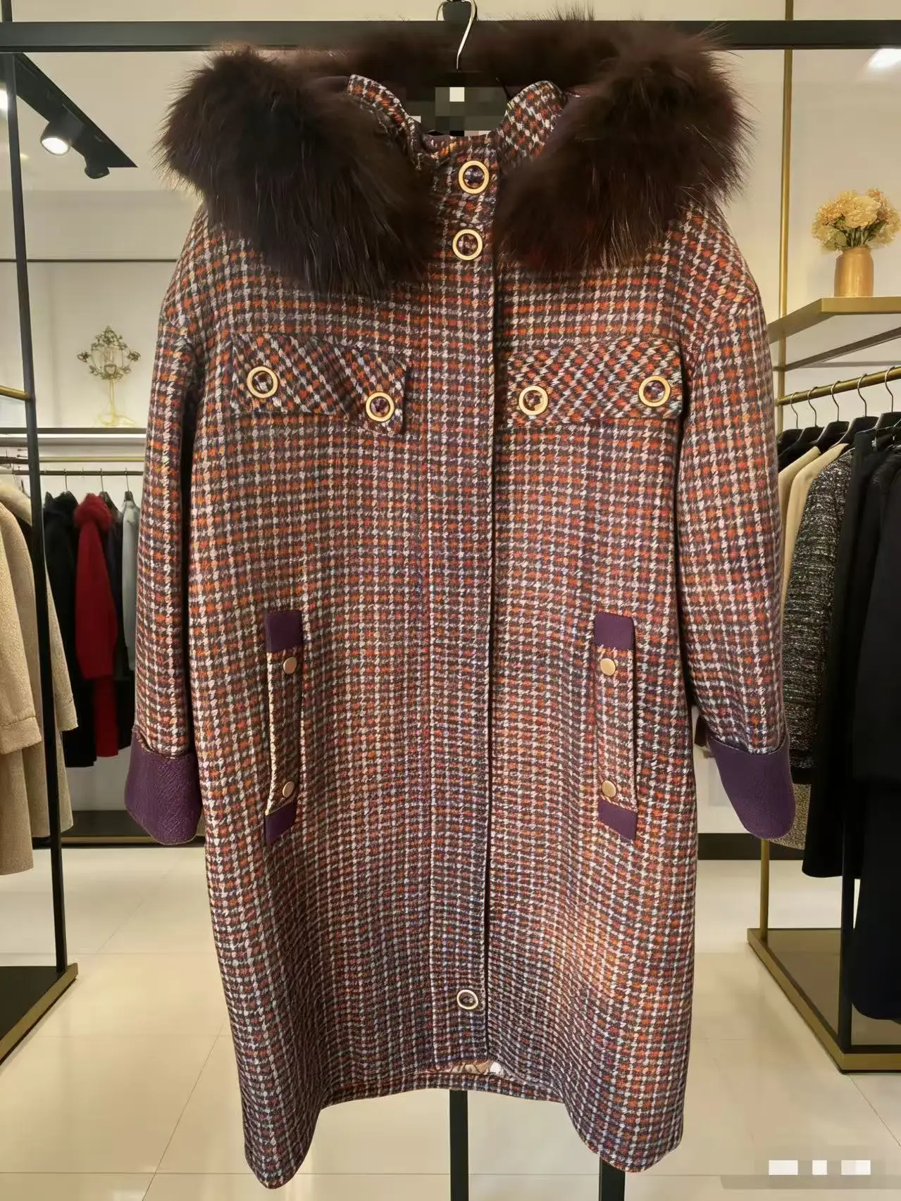 2025 Winter Plaid Coat Fur-Lined Hood Contrasting Details A single coat exudes retro elegance and luxury—a fashionable overcoat