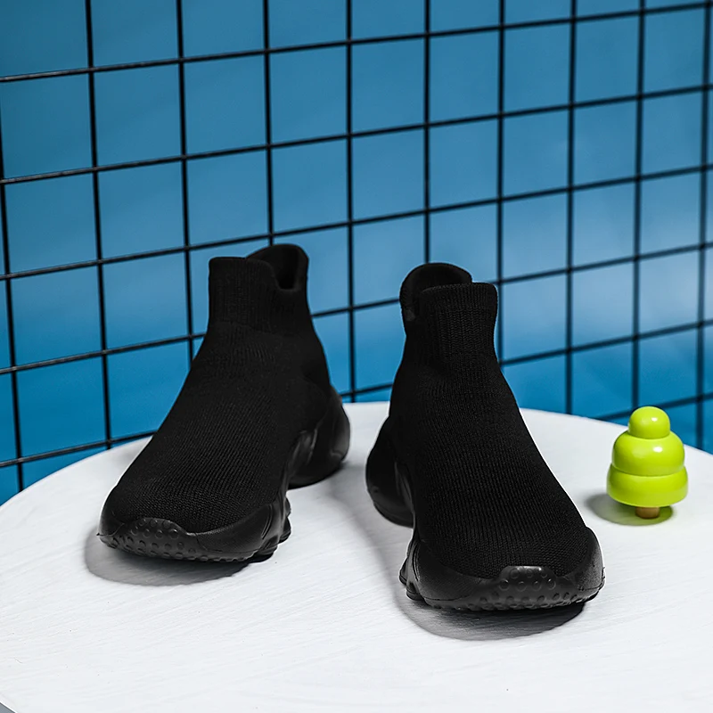 

A pair of girls' sports shoes, with comfortable lining and lightweight sole, easy to put on and take offQL-001