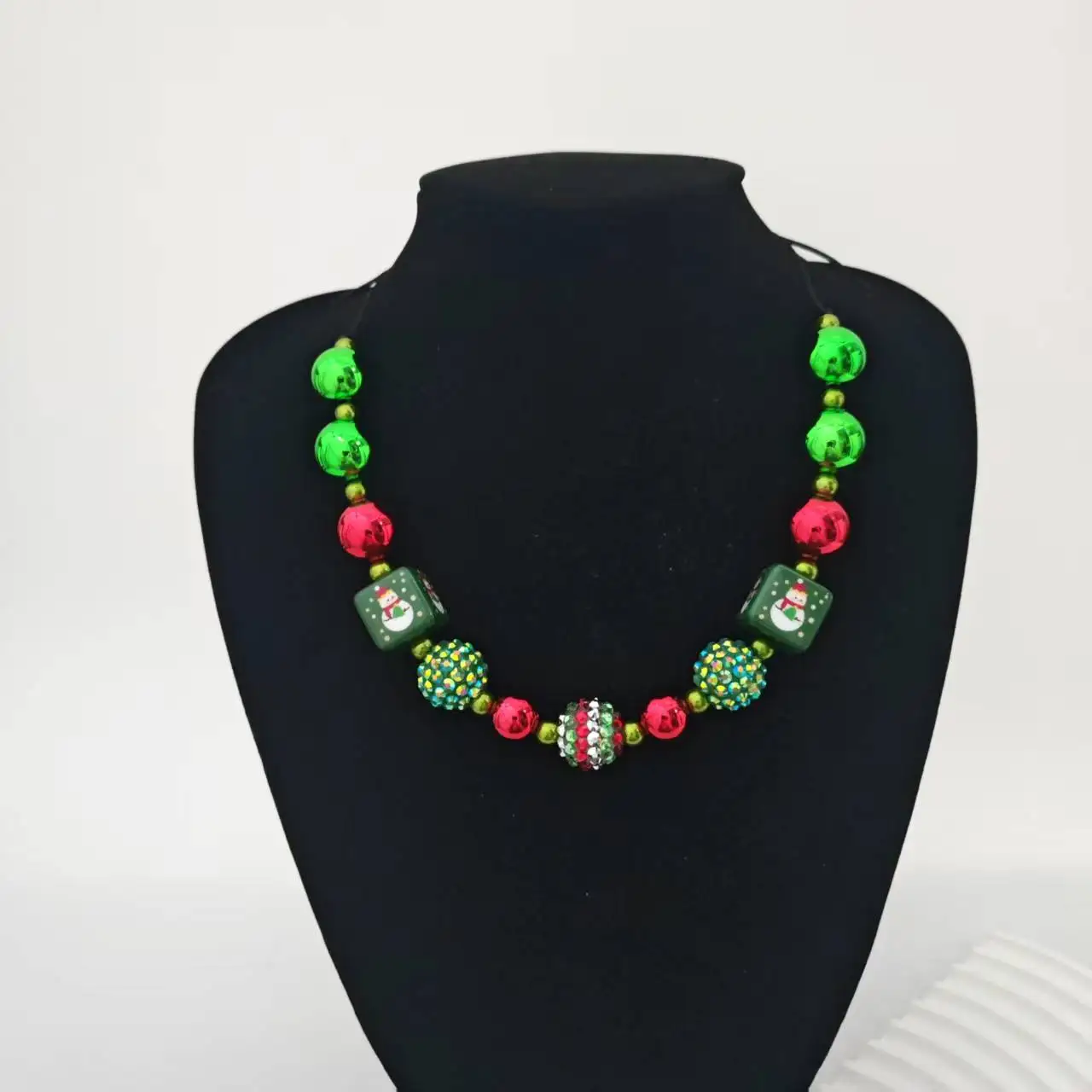 Rote und grüne glänzende Perlen Halskette Schneemann Design Winter Urlaub Schmuck Kinder Weihnachten handgemachte Halskette Geschenke