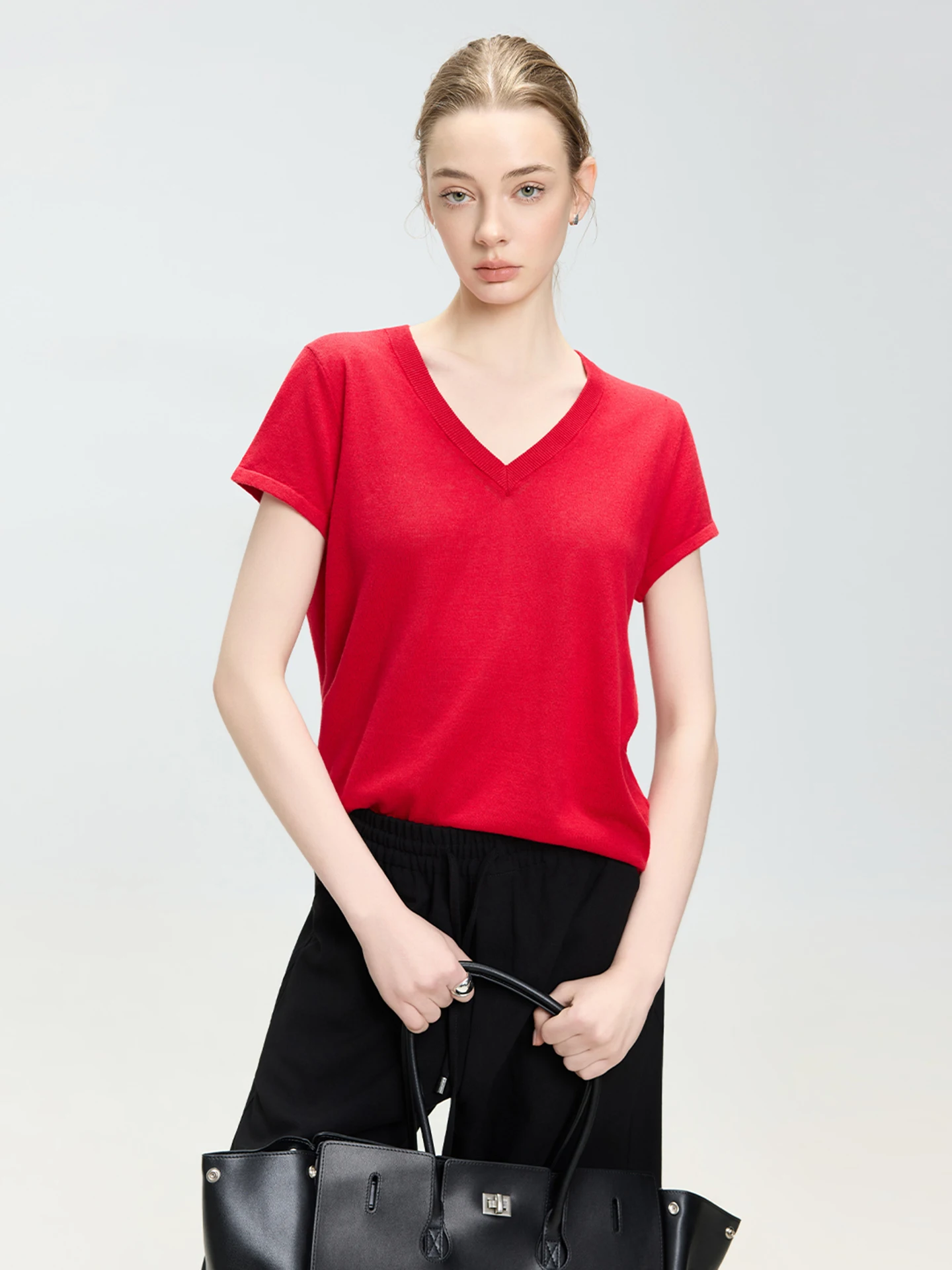 

LUR Spring New Three-Color Soft Skin-Friendly V-Neck Knitted T-Shirt Women Slimming Simple Matchable Knitted Base Shirt