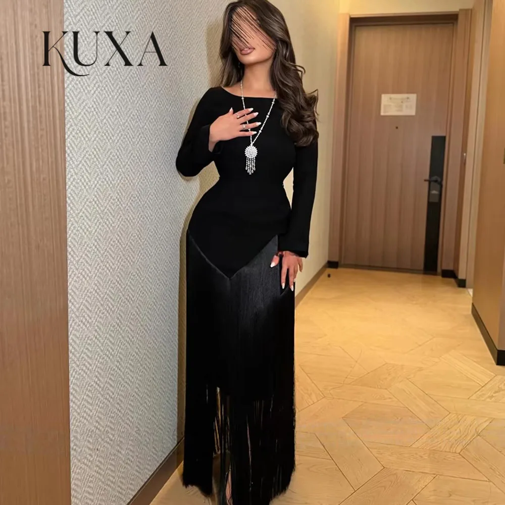 KUXA Maßgeschneiderte schwarze A-Linien-Abschlussballkleider im modernen Stil, schicke Abendkleider mit langen Ärmeln und Quasten, hochwertiges formelles Partykleid