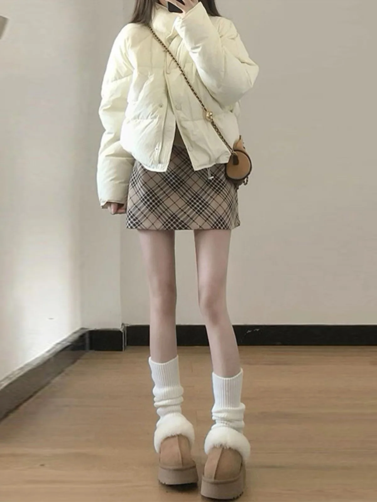 

White Stand Collar Short Thickened Cotton Jacket Women's Winter 2025 New Style Warm Bread Style Korean Version Small Size Cot...