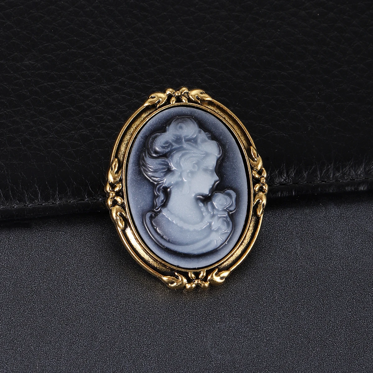 Vintage Oval Cameo Brooch for Women Antique Gold Color Floral Frame Resin Carved Victorian Woman Portrait Pin Wedding Jewelry