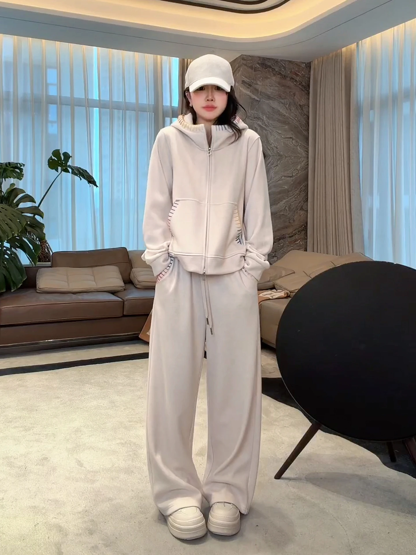 

Warmth And Sle: Rainbow Line Fce Lined Casual Faion Thermal Ensemble for Women by Old Yang ME Collection