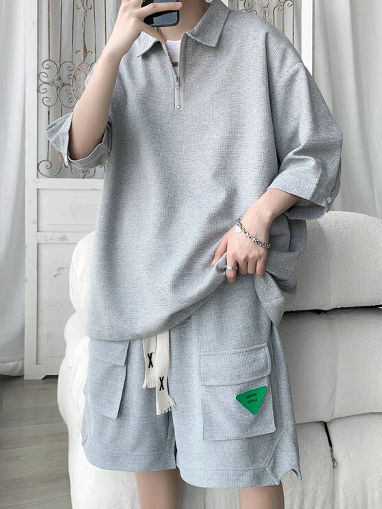 طقم خارجي كاجوال صيفي للرجال مكون من قطعتين، تي شيرت بأكمام قصيرة وياقة عصرية ومجموعة شورت جيب، مع رباط، مناسب