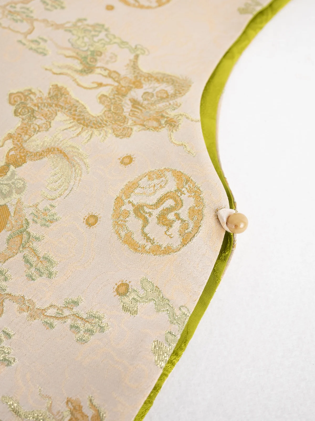 เสื้อกั๊กสไตล์จีนแบบสองด้านสำหรับผู้หญิง คอตั้งย้อนยุค ลายมังกรทองทอ พร้อมแผ่นเสริมไหล่ สไตล์จีนดั้งเดิม