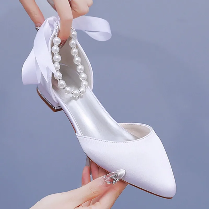 Flat heeled pointed hollow sandals, low heeled shallow mouthed white satin beaded ribbon, bride\'s wedding dress shoes