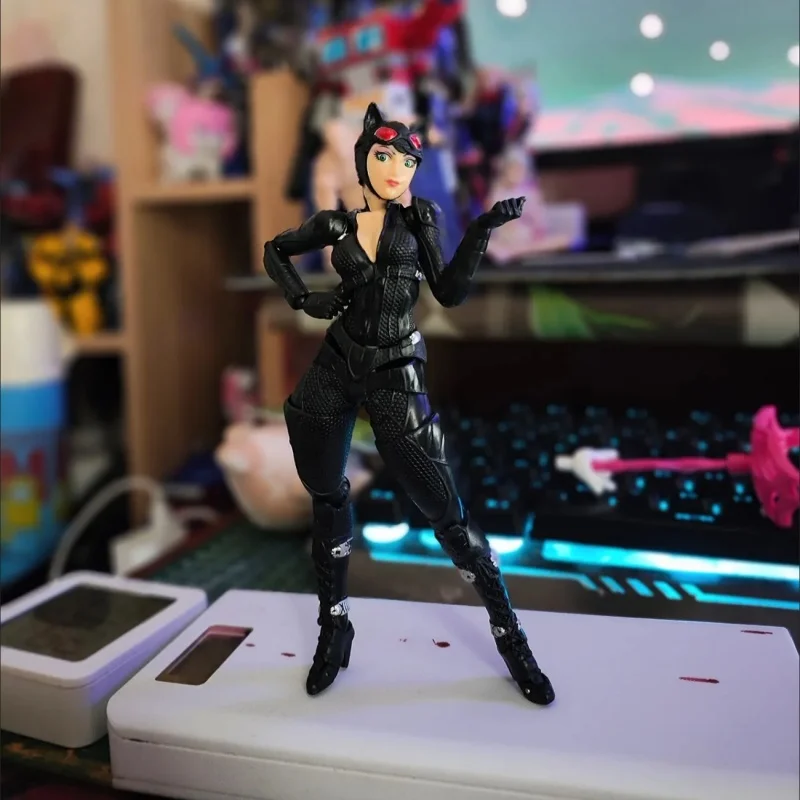 Catwoman Action Figure Selina Kyle Ko Revoltech Amazing Yamaguchi อะนิเมะคอลเลกชันรุ่นของเล่น Gitf