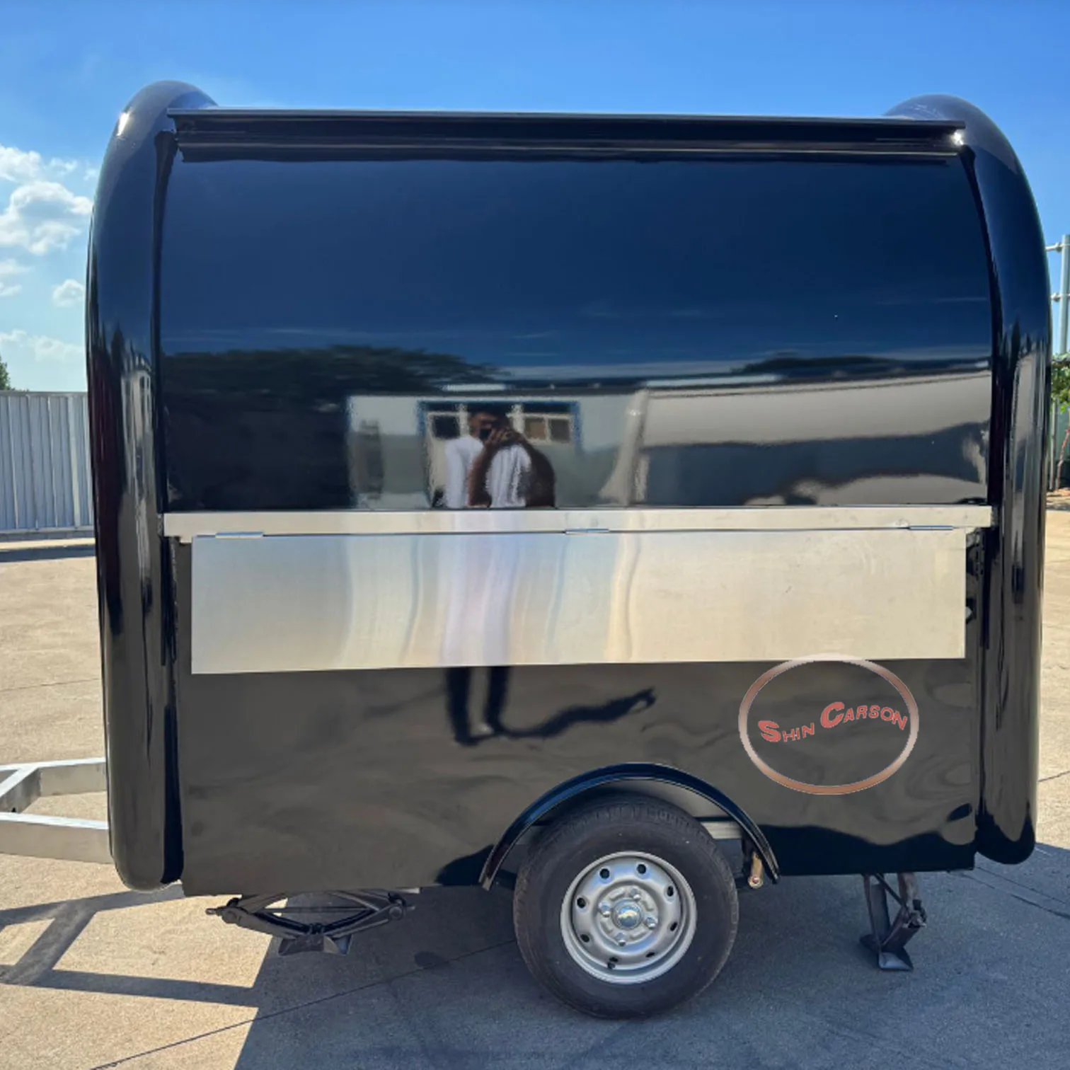 Elegant Glossy Black Outdoor Food Trailer with Rounded Aerodynamic Roof for Enhanced Style And Practicality