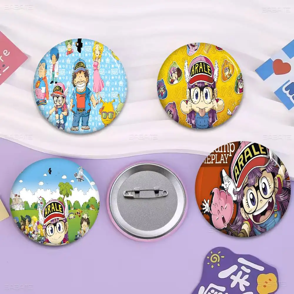 Broche de hojalata hecho a mano de 58 mm con diseño de personaje de anime Dr. Slump, ideal para mochilas, ropa y como adorno de pecho, regalos.