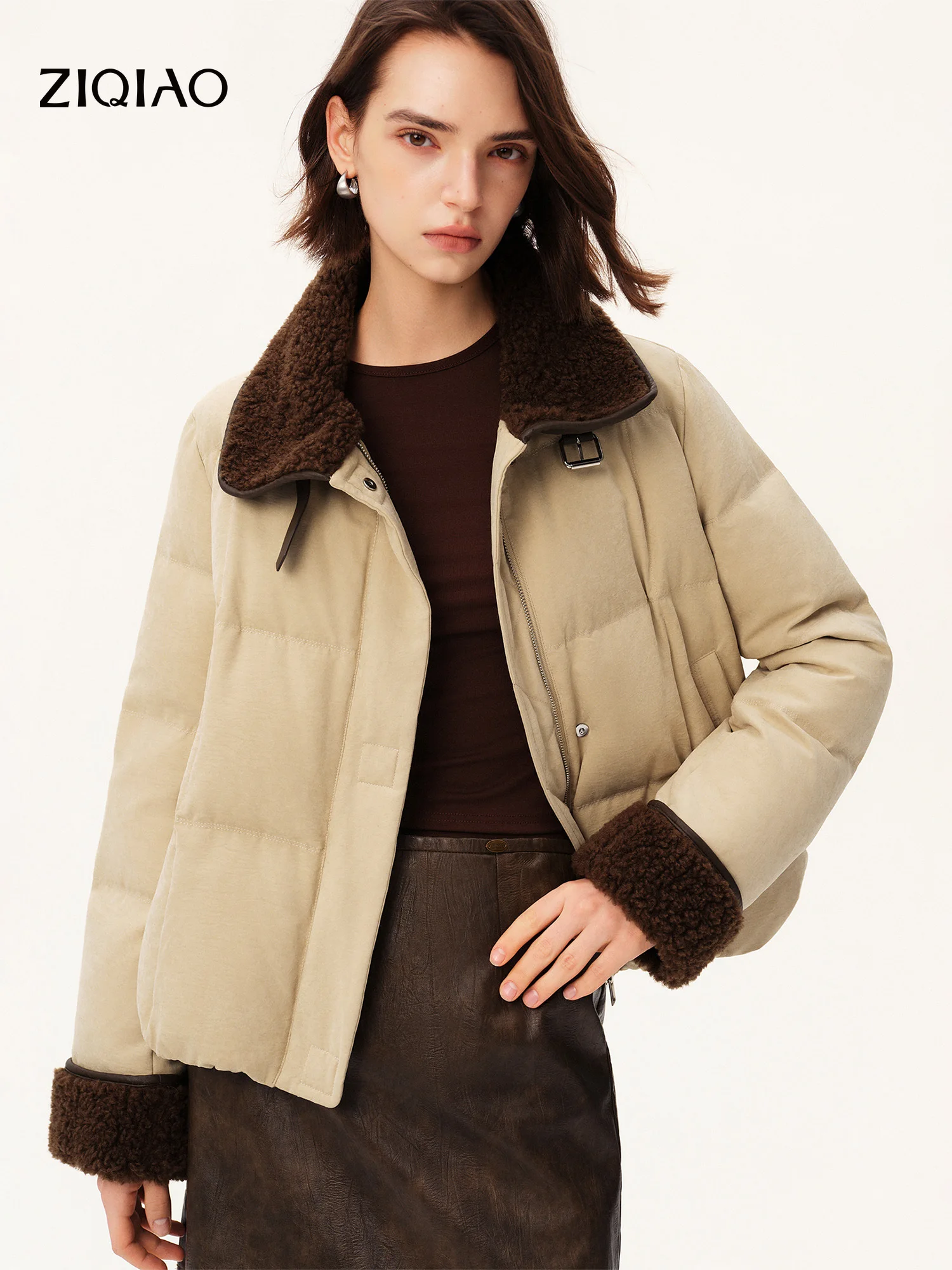 ZIQIAO Nomadic-style Patchwork Short Down Jacket with Fur Collar New Style for Winter 2026 Vinatge Fashion Personality Cool