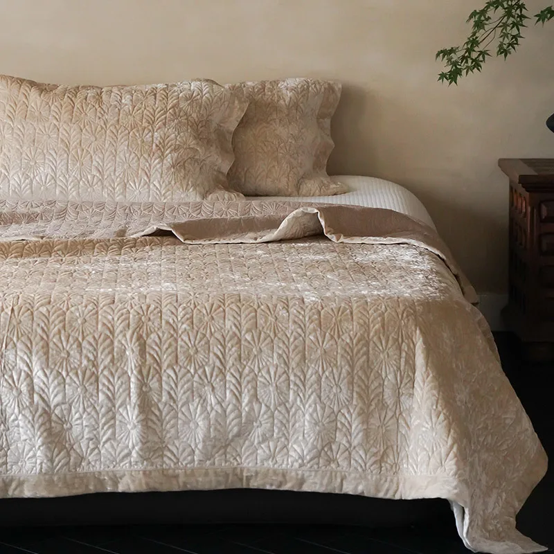 

Customizable light luxury gilt velvet bed cover three-piece cool quilted multi-functional double-sided available