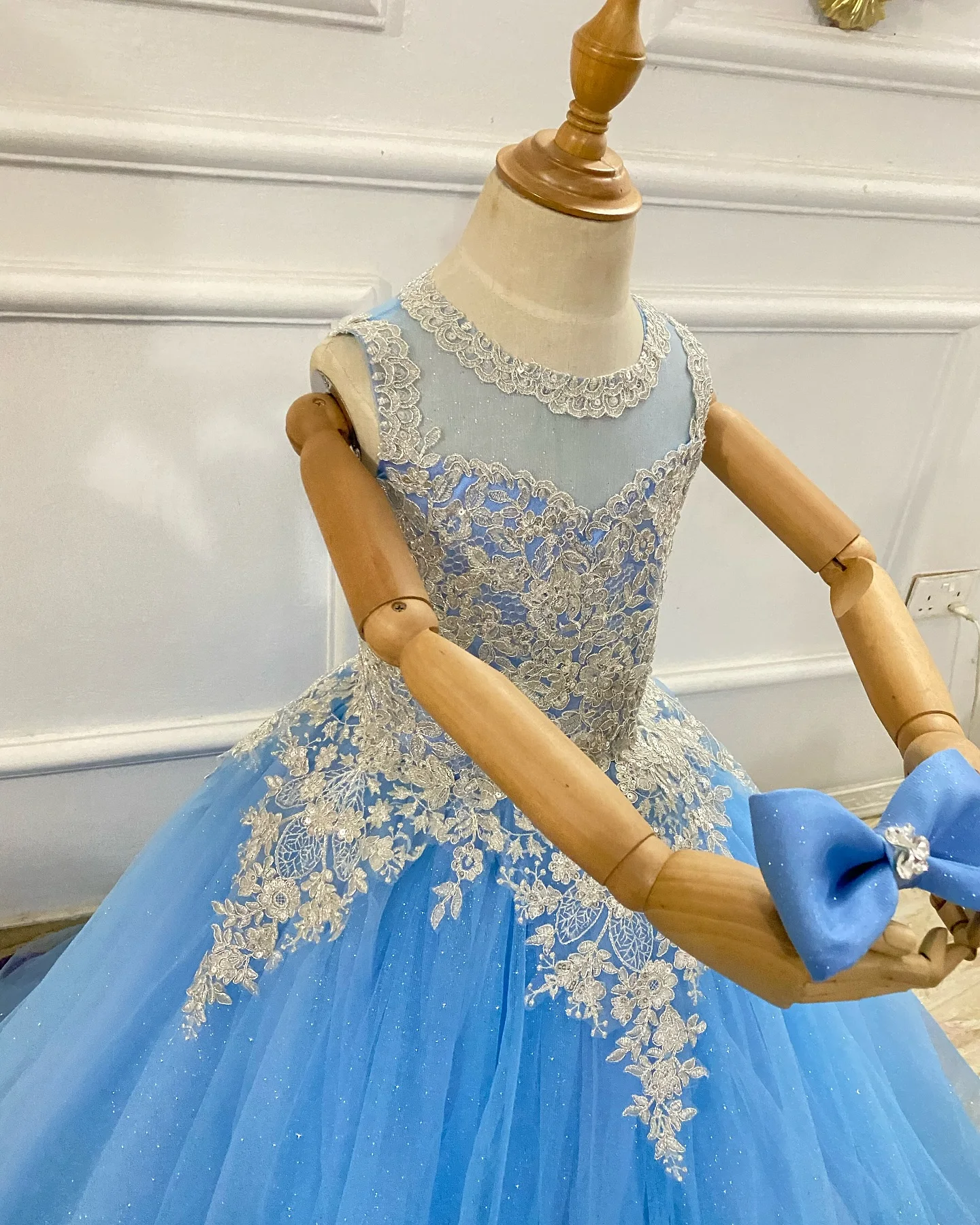 Sky Blue Flower Girl Dresses Customized Children Birthday Party Gowns Shiny Tulle Bling Bling Lace Appliqued Girls Photos Gowns