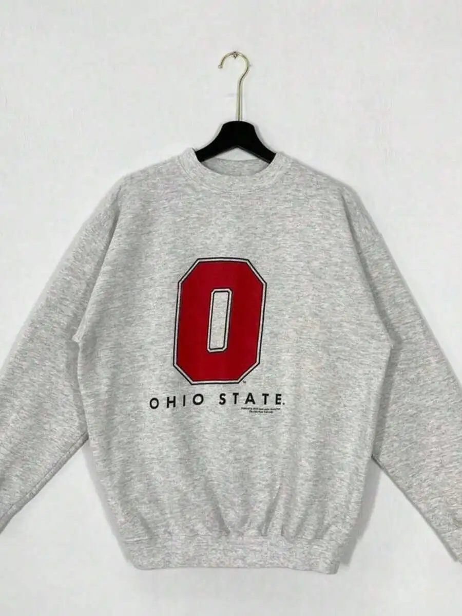 

Серый свитшот оверсайз с круглым вырезом и ярким красным цифровым логотипом, винтажный ретро-стиль