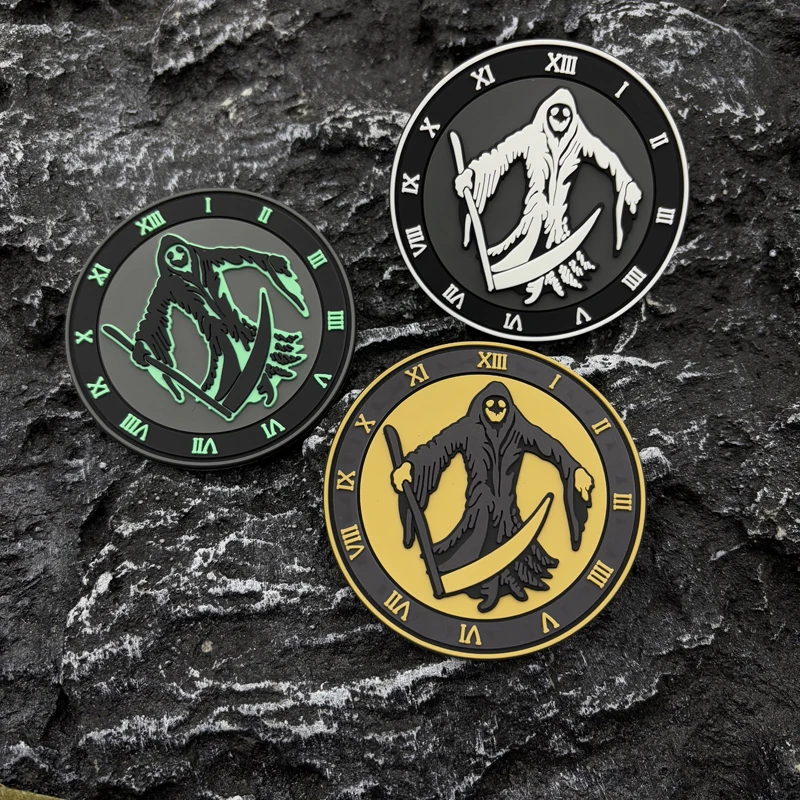 Ein Skelett-Geist-PVC-Patch-Abzeichen mit im Dunkeln leuchtendem Effekt, Klettverschluss auf der Rückseite, geeignet zum Dekorieren von Taschen, Rucksäcken, Westen und Kleidung