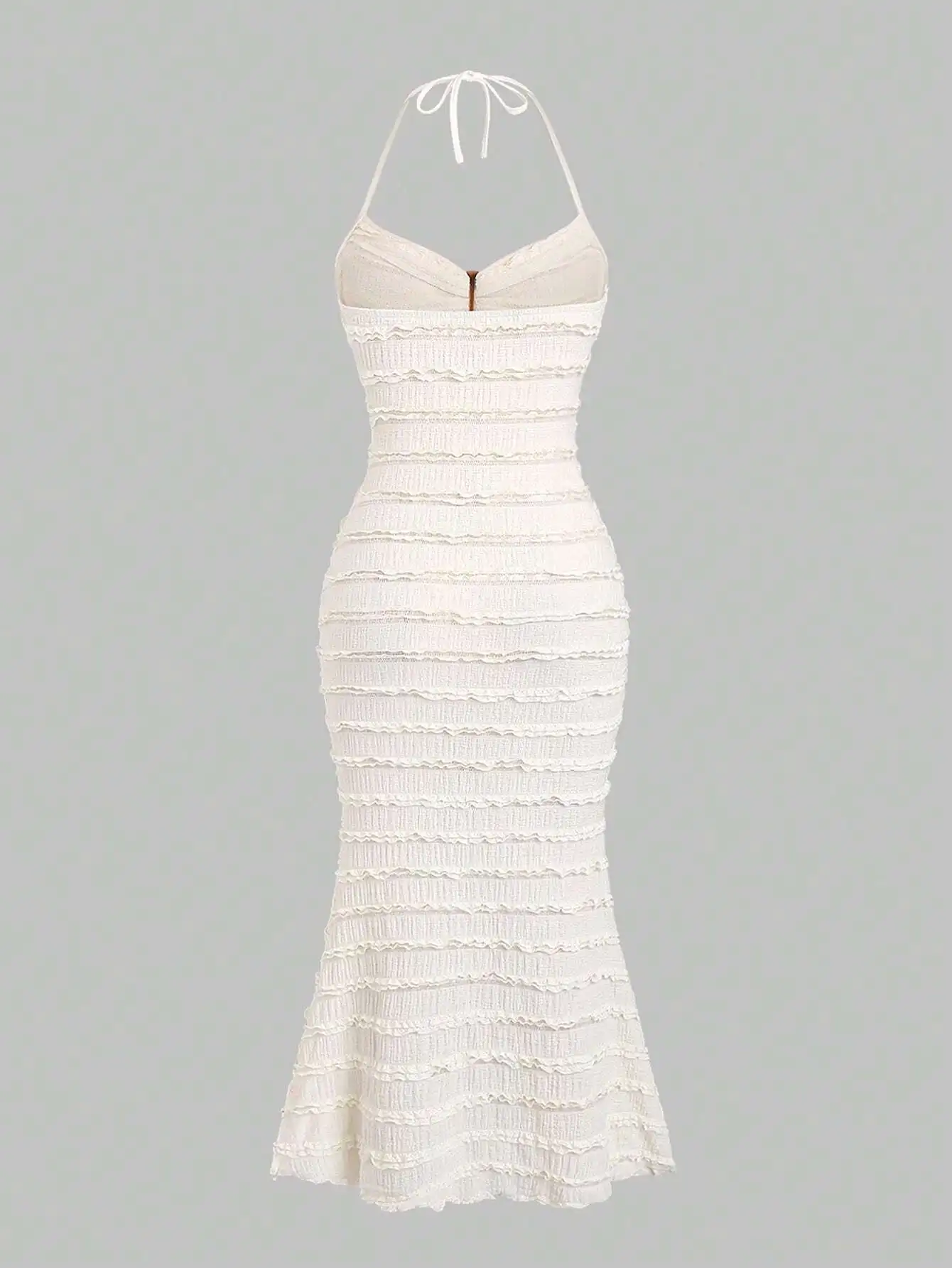 เดรสแม็กซี่สีขาว คอเชือกผูก แต่งระบาย พร้อมดีเทลห่วง ทรงเข้ารูป ชายกระโปรงทรงหางปลา สำหรับใส่ลำลองในฤดูร้อน