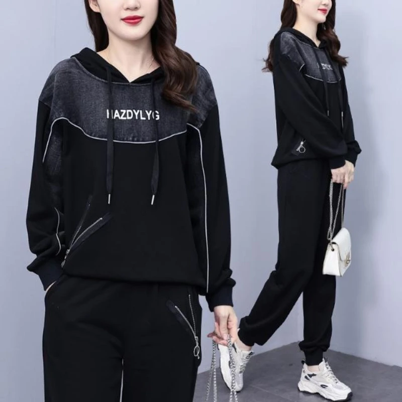 

Новинка осени 2025 года, комплект из двух предметов, женский модный джинсовый спортивный топ с капюшоном на молнии и украшением, комплект из топа + брюк для отдыха
