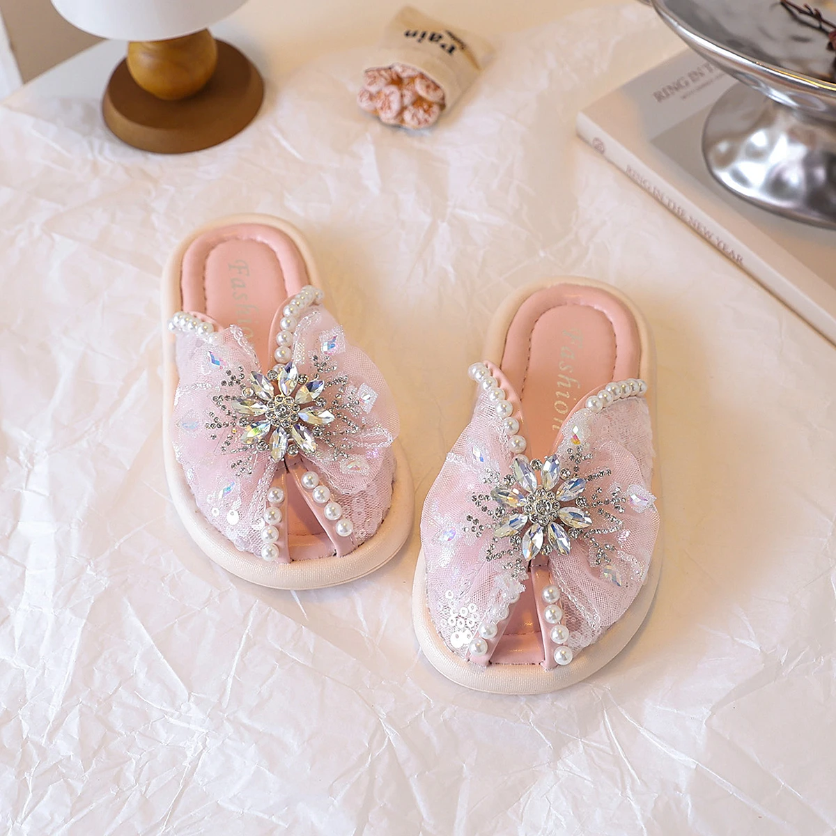 أحذية عصرية أنيقة بكعب عالٍ على شكل فيونكة للفتيات خفيفة الوزن وغير قابلة للانزلاق من الأسفل أحذية بناتي مقاس كبير للفتيات