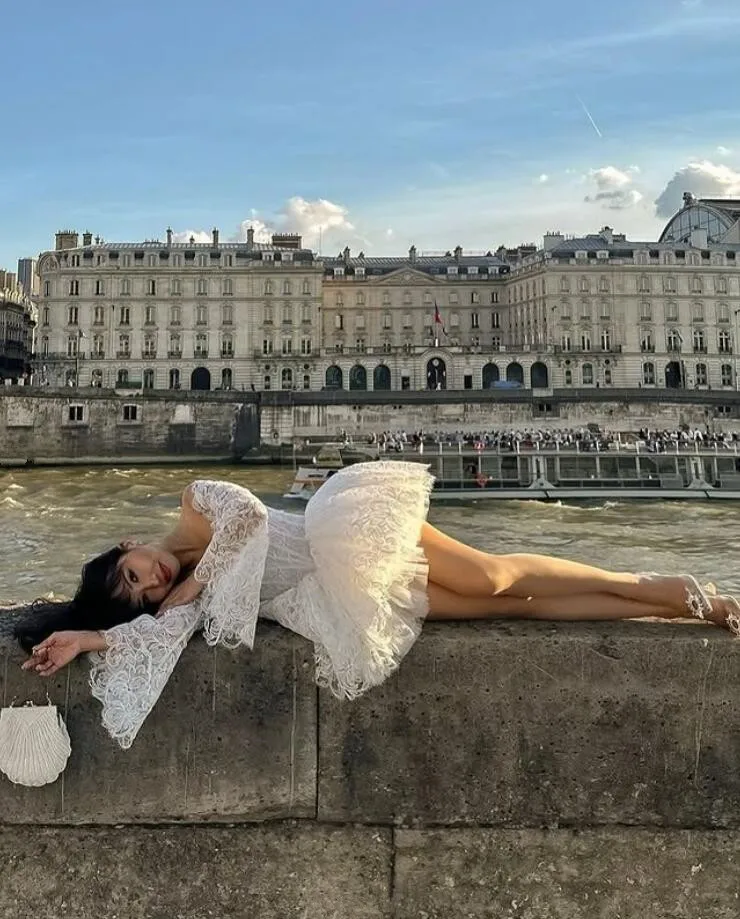 Kleines weißes Kleid, luxuriöse Spitze, kurze Strandhochzeitskleider, maßgeschneidert, langärmelig, Urlaub, Brautmode, Hochzeit, Party, Outfit