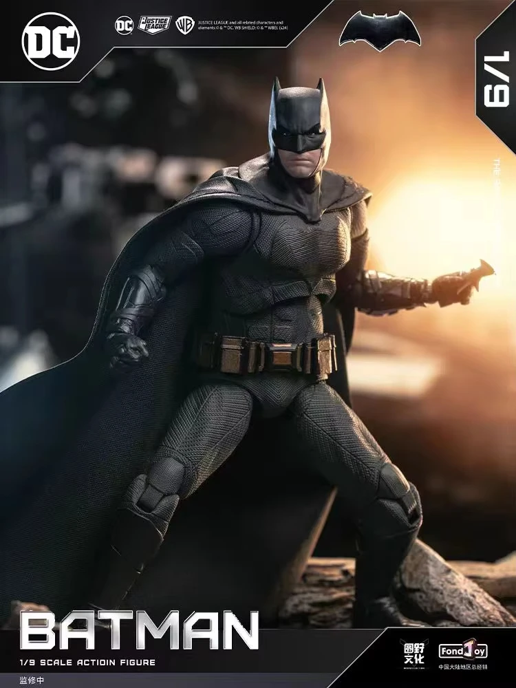Original Fondjoy Light Armored Batman รูปที่ 1/9 DC Justice League Dark Knight ตัวเลขนักสืบการ์ตูนชุดของเล่นของขวัญ