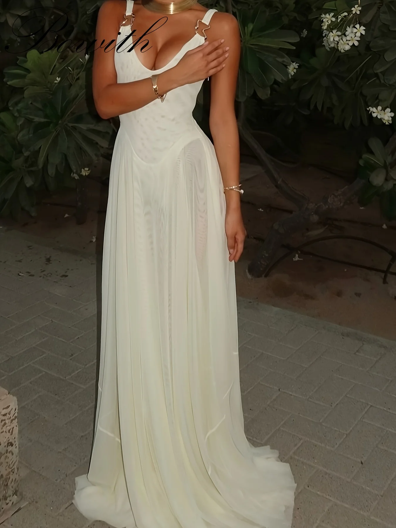 

Элегантное платье макси с v-образным вырезом в скандинавском стиле по индивидуальному заказу и прозрачной сетчатой накладкой — без рукавов, струящийся силуэт трапециевидной формы