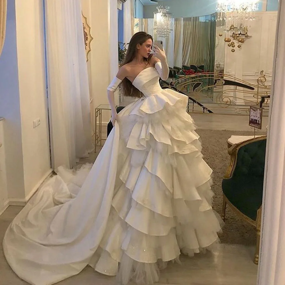 Abito da ballo iridescente con spalle scoperte abiti da sposa in raso di boemia abiti da sposa principessa abito da sposa con volant a strati gonfi Plus Size