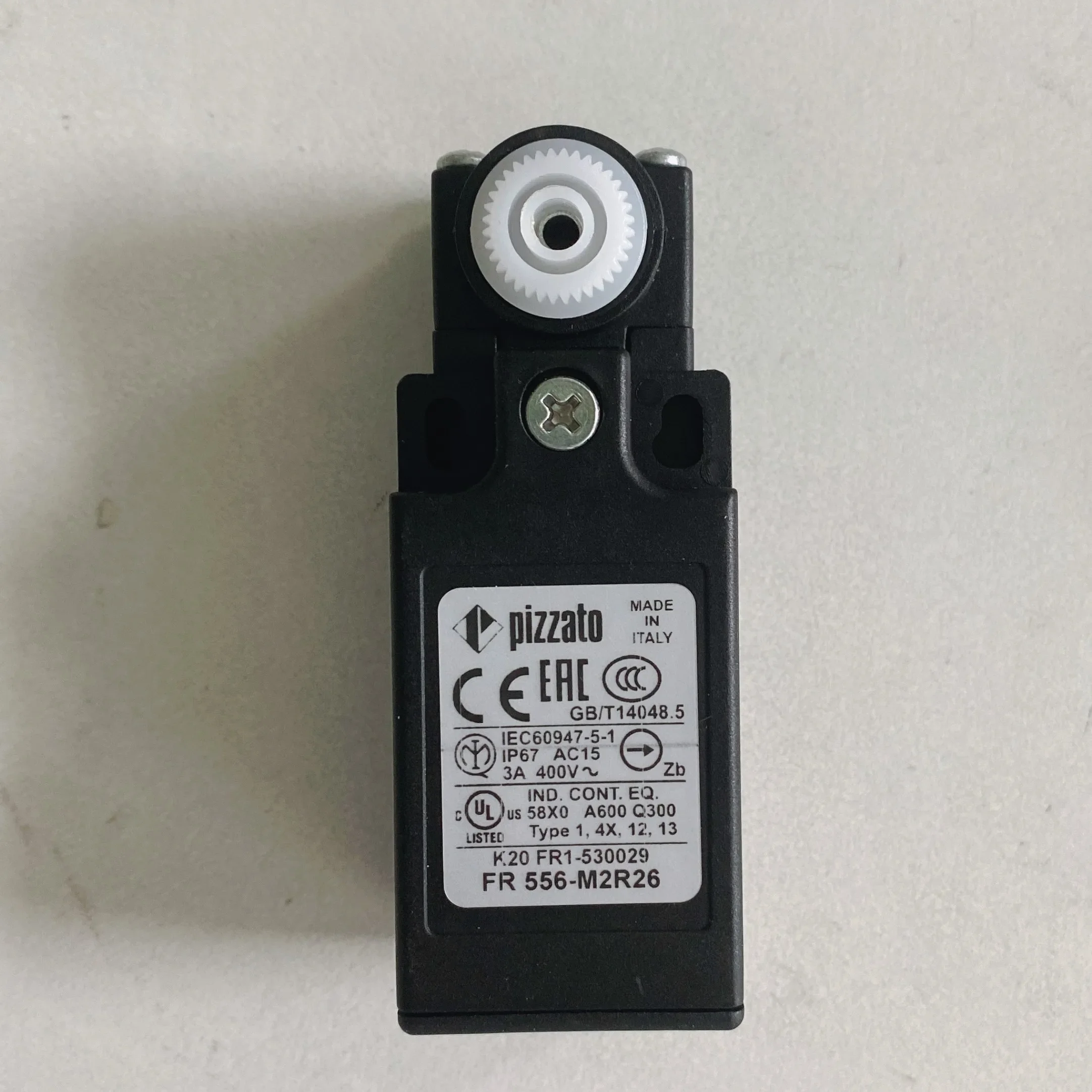 

Новый оригинальный концевой выключатель Pizzato FR 556-M2R26