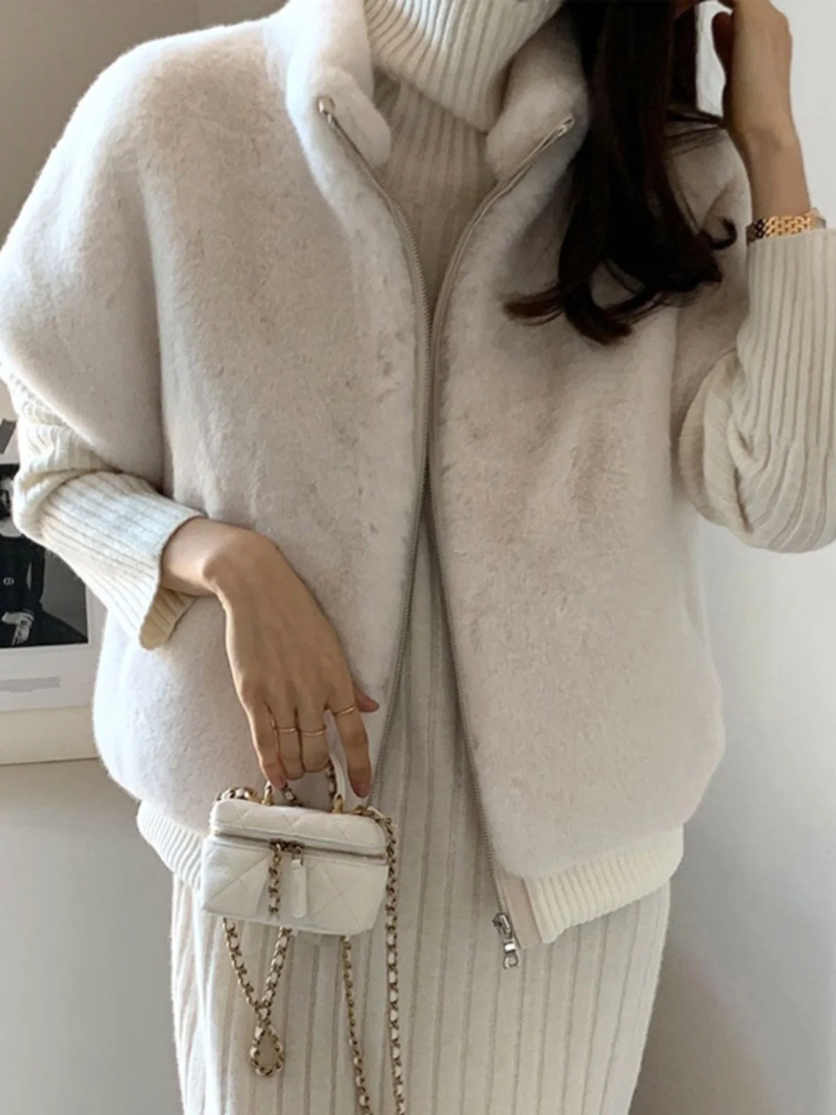 Winter Women's Fashion High-End Fake  Fur Vest Zipper Short Coat Korean Version Warmth Trendy  Color Commute Style