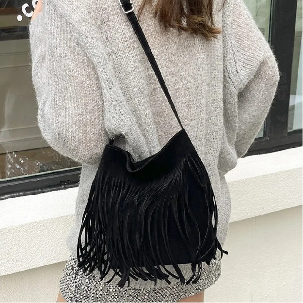 Fashion Suede Fringe Crossbody Bag Boho Style Large Capacity Shoulder Bag Adjustable Shoulder Strap Solid Color Bucket Bag Women view 5