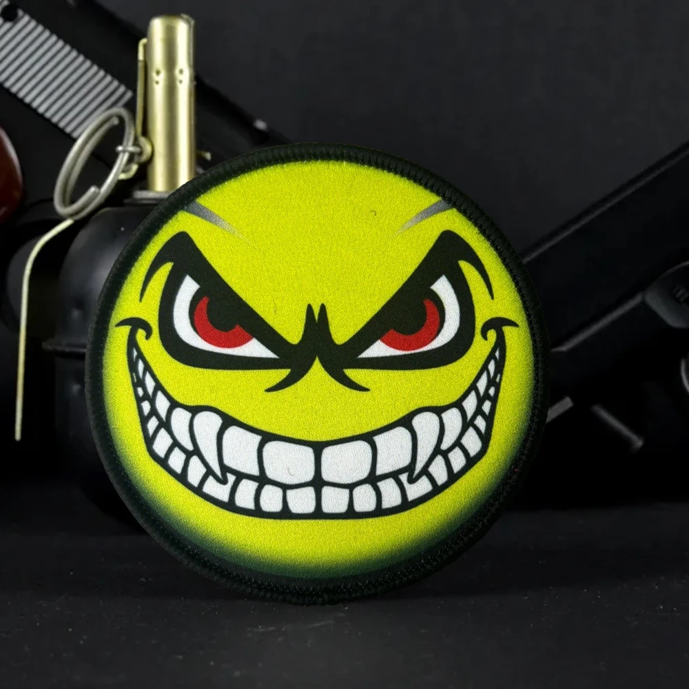 Parche táctico velcro smiley malvado – Moral para mochila y equipo - imagen 4