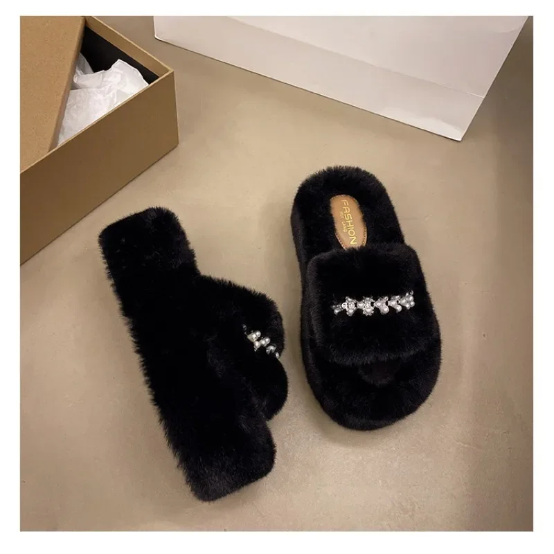Neue Winter-Hausschuhe für Damen mit offenem Zehenbereich, kurzem Plüsch, modischer Strass- und Perlenverzierung, rutschfest, mit klobiger Plateausohle und flauschigem Innenfutter – Detail 5